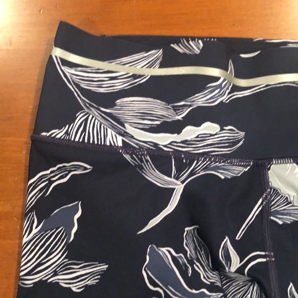 Athleta Navy Floral Sonic Capri Leggings small - Picture 4 of 7